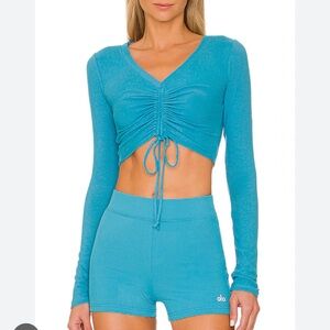 Alo Ribbed Cropped Cinch Long Sleeve alo
Color: Blue Splash